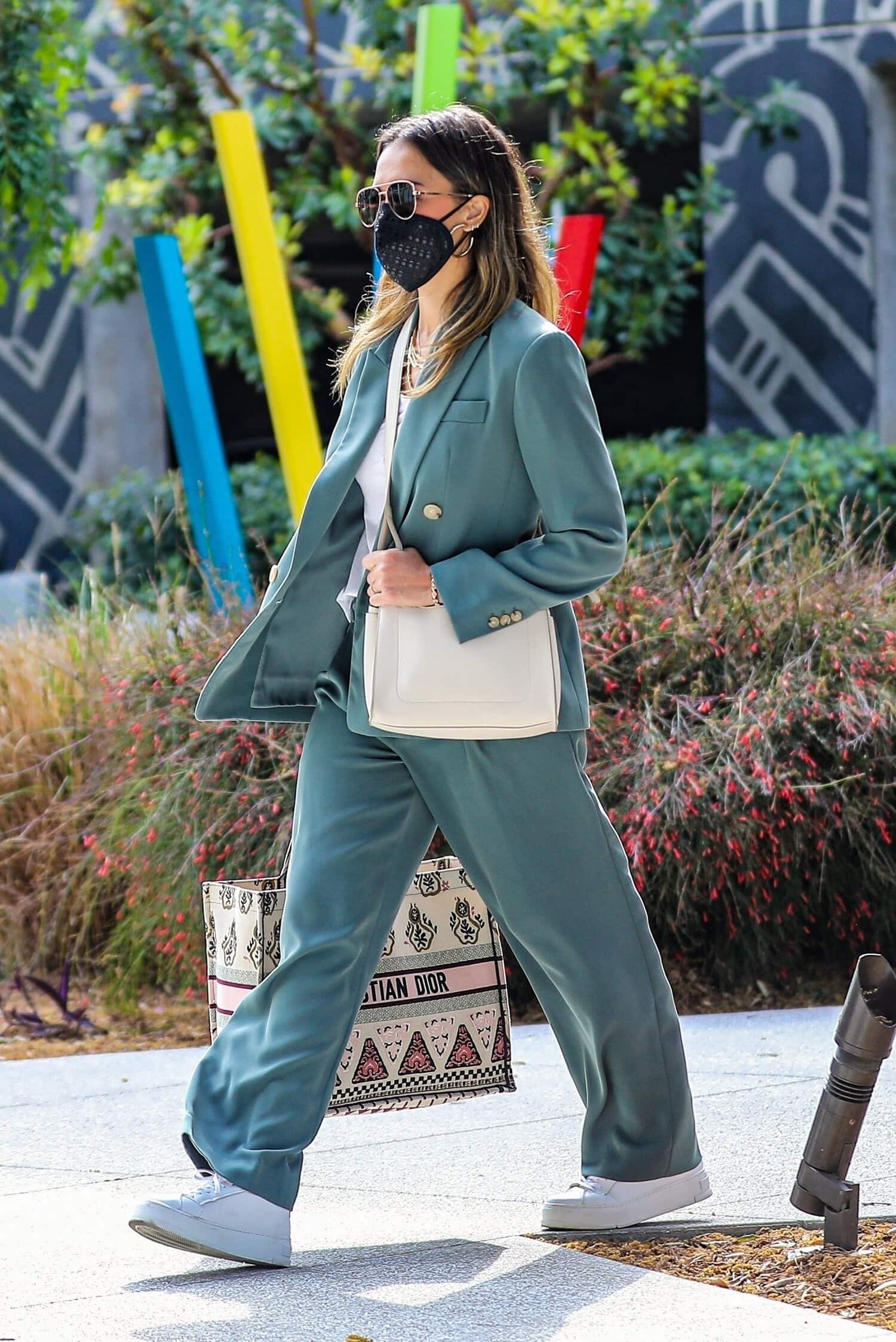 Housupuku toimii täydellisesti niin korkokenkien kuin tennareidenkin kanssa.