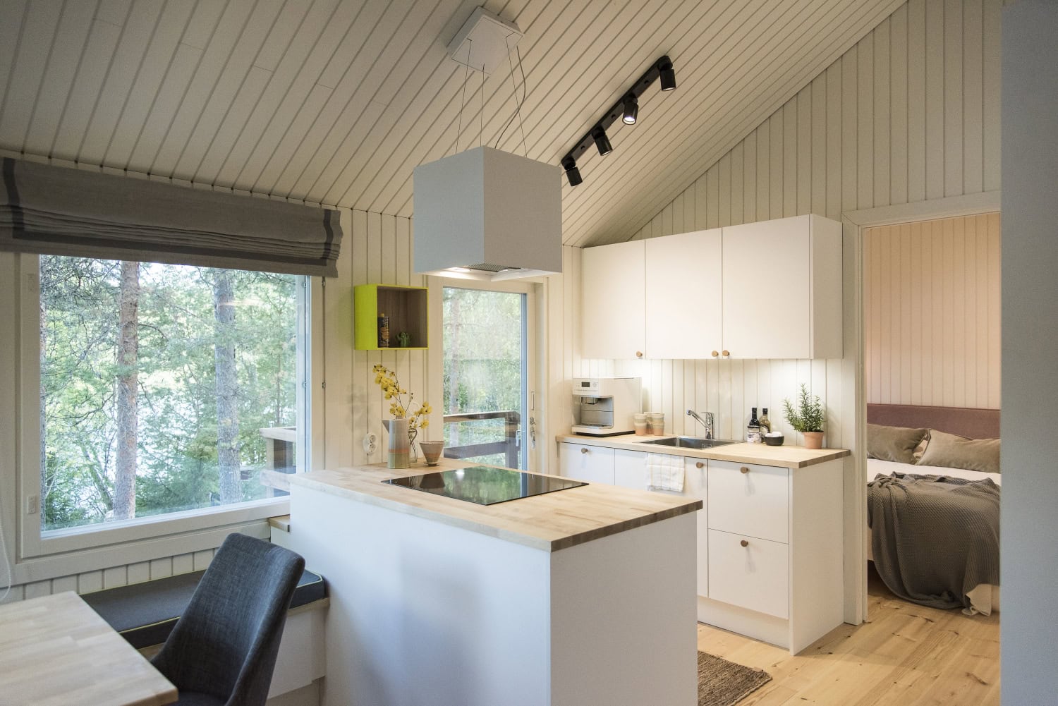 Erin teki uuden kappaleensa mökillään, jonka sisustus uusittiin Huvila & Huussi -ohjelmassa.