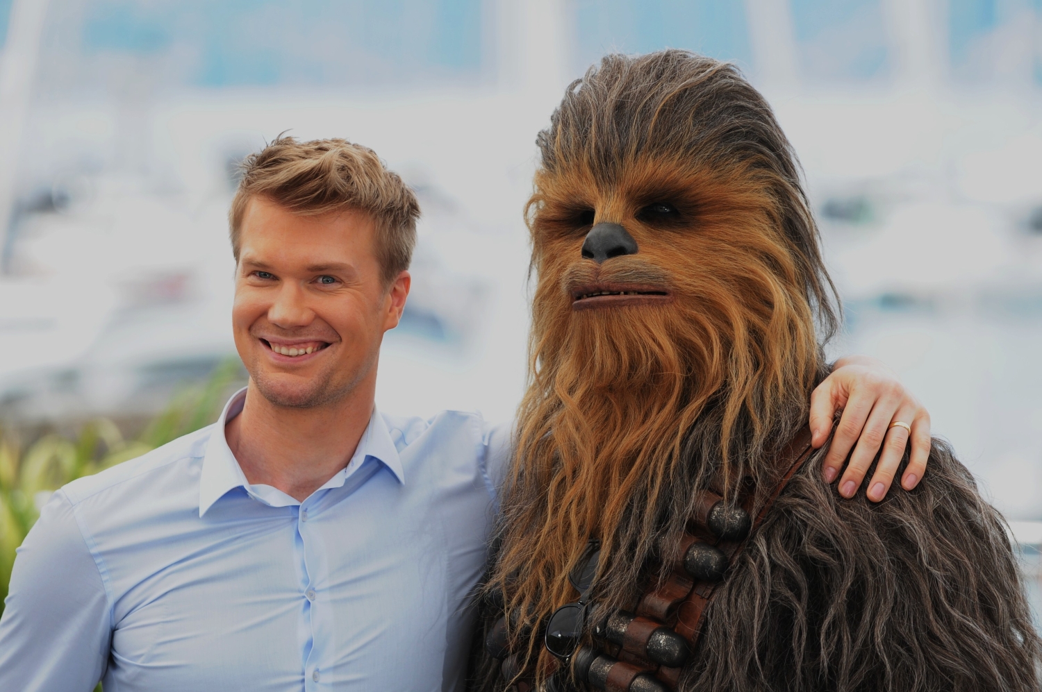 Joonas Suotamo (vas.) ja Chewbacca. (oik.)