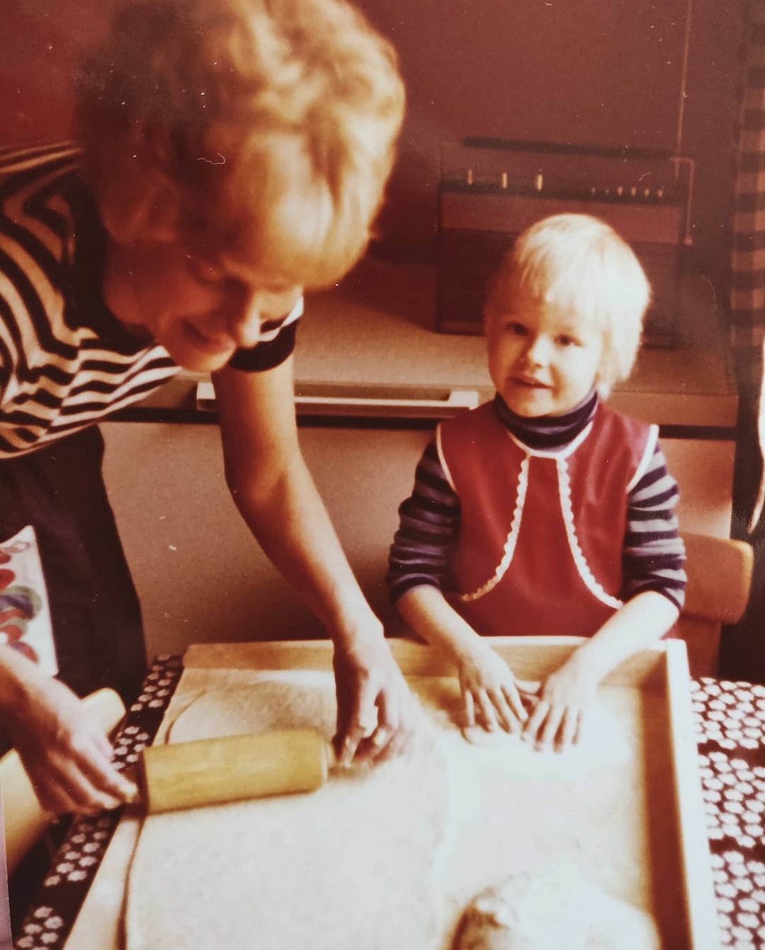 Minna leipomishommissa äitinsä kanssa.