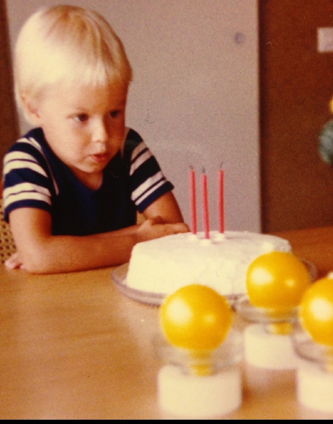 Minna ja syntymäpäiväkakku.