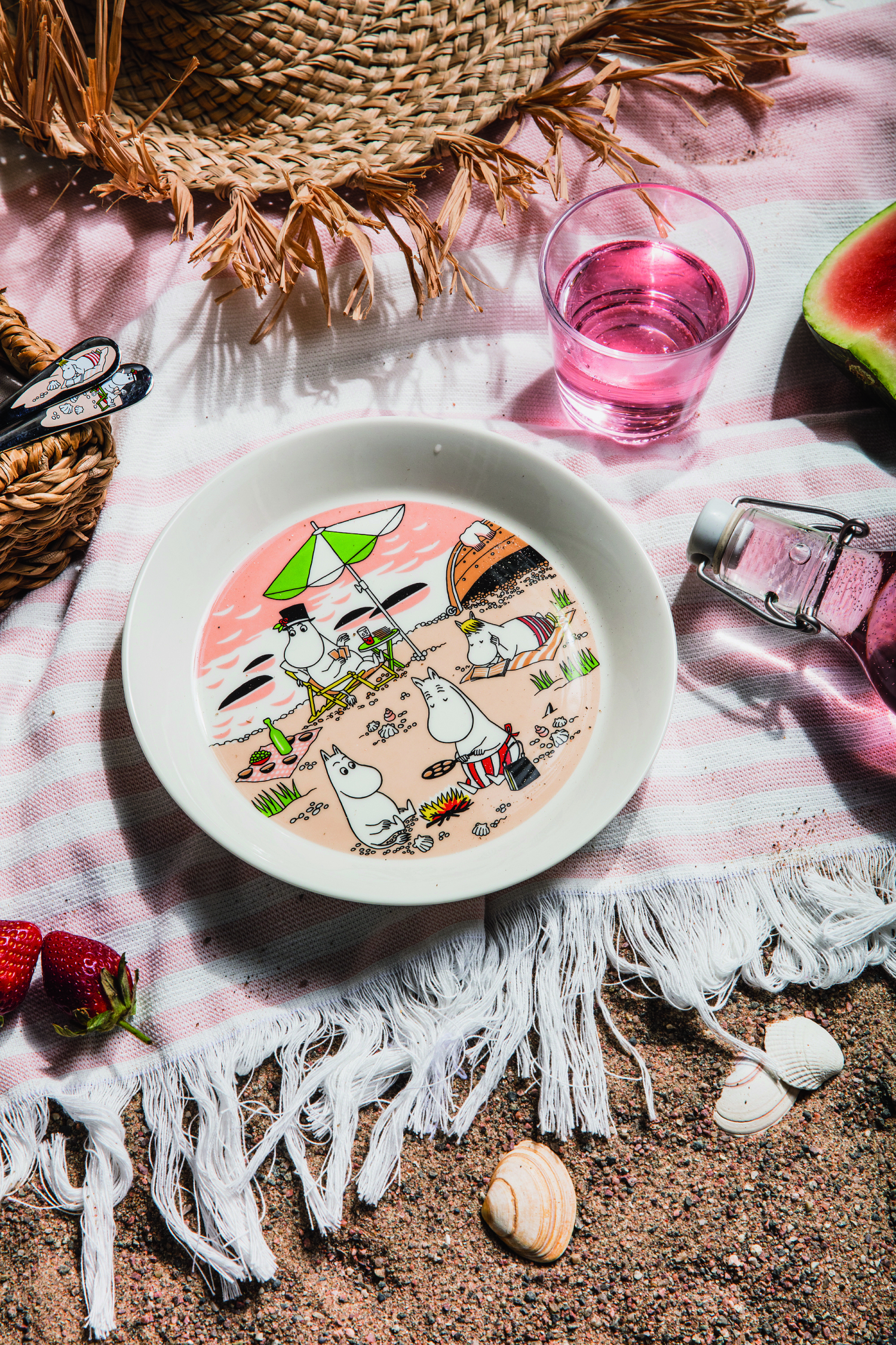 Tarinassa Niiskuneidin kasinosta voittamat rahat ovat loppuneet ja Muumiperhe joutuu nukkumaan rannalla veneensä alla.