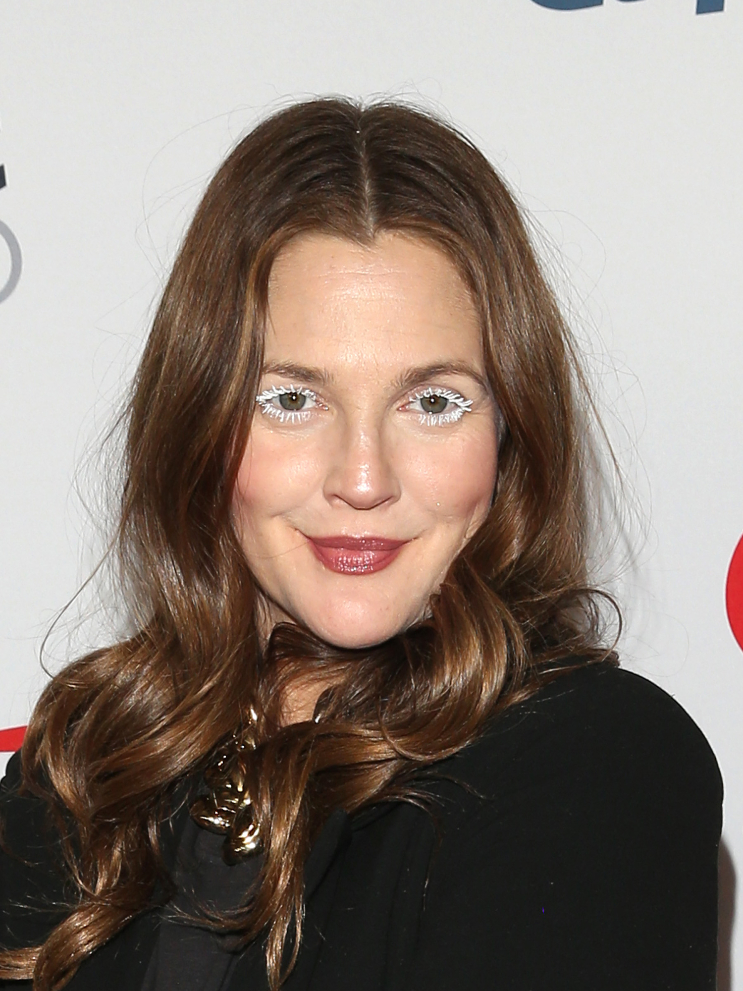 Valkoinen ripsiväri antaa vaikutelman pakkasen huurruttamista ripsistä.