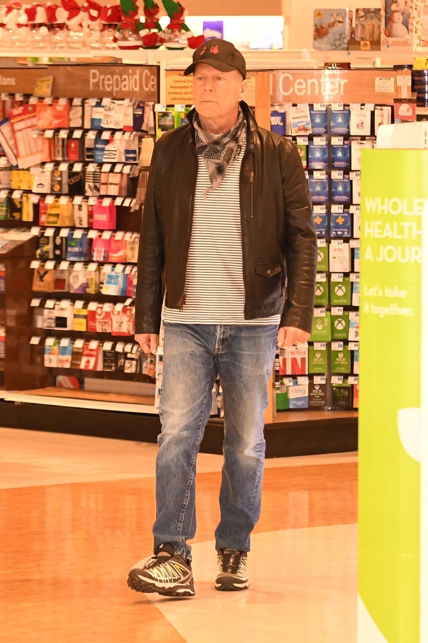 Kuva maskittomasta Bruce Willisistä herätti pahennusta sosiaalisessa mediassa.