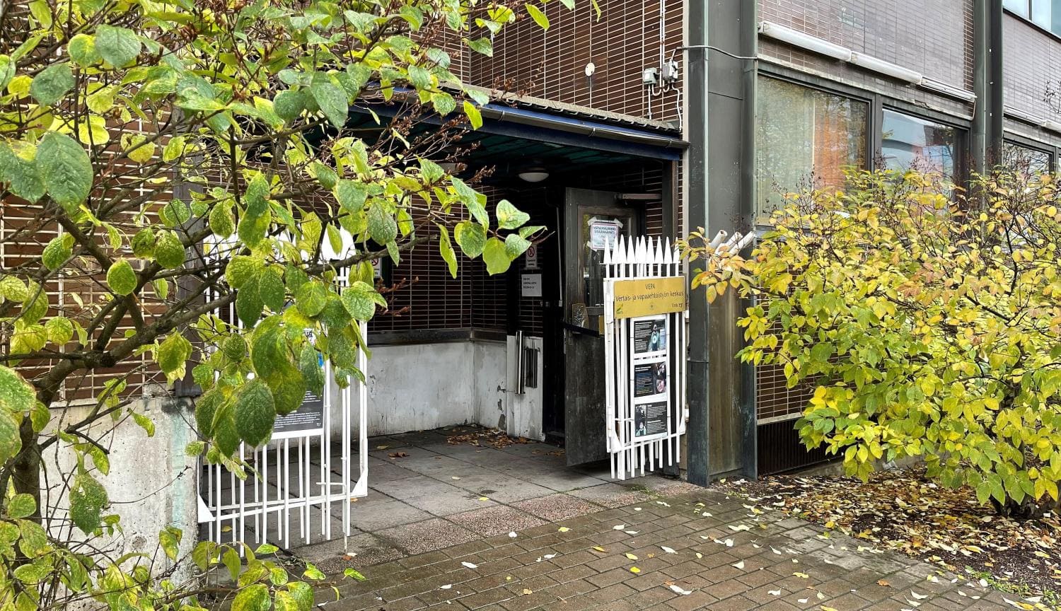 Päiväkeskus Vepan sisäänkäynti on huomaamaton.