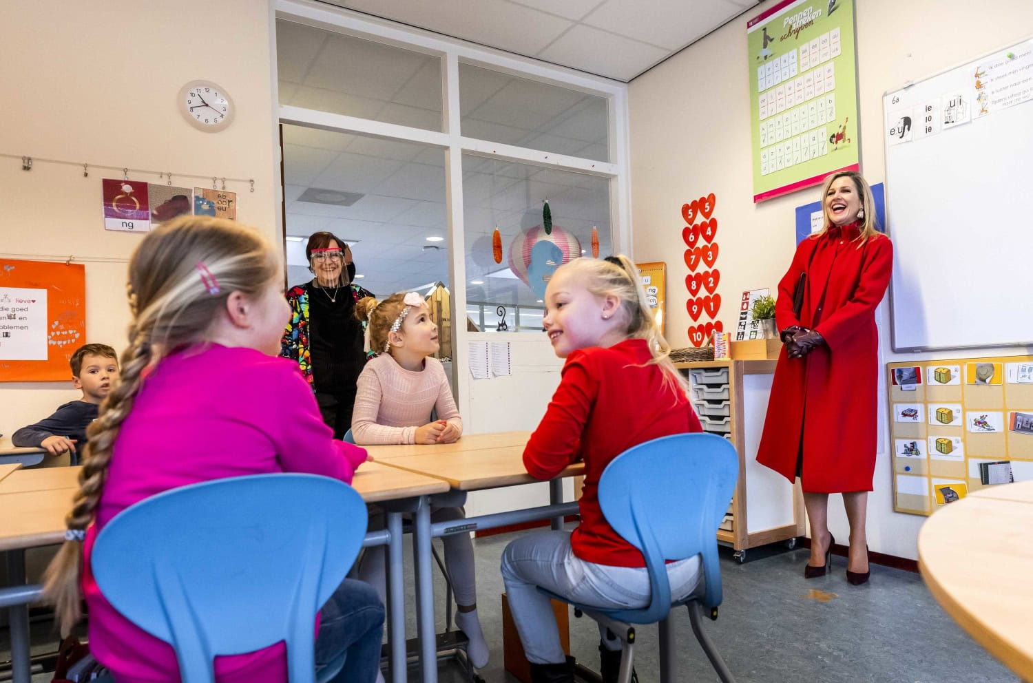 Kuningatar kouluvierailulla.