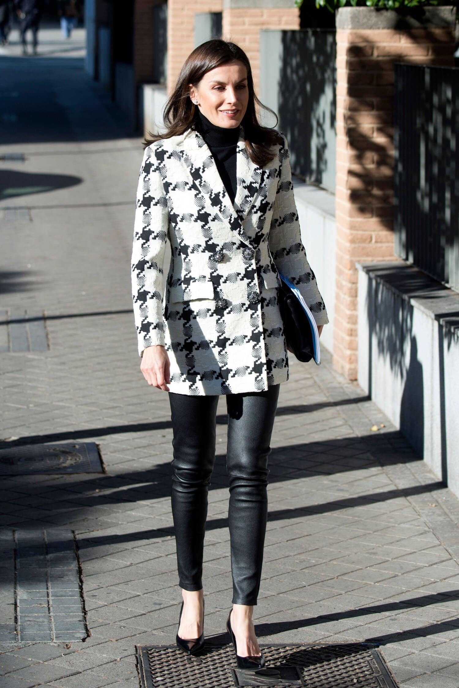 Poolokaulus, skarppi bleiseri, nahkahousut ja avokkaat - täydellinen yhdistelmä, joka kestää aikaa.