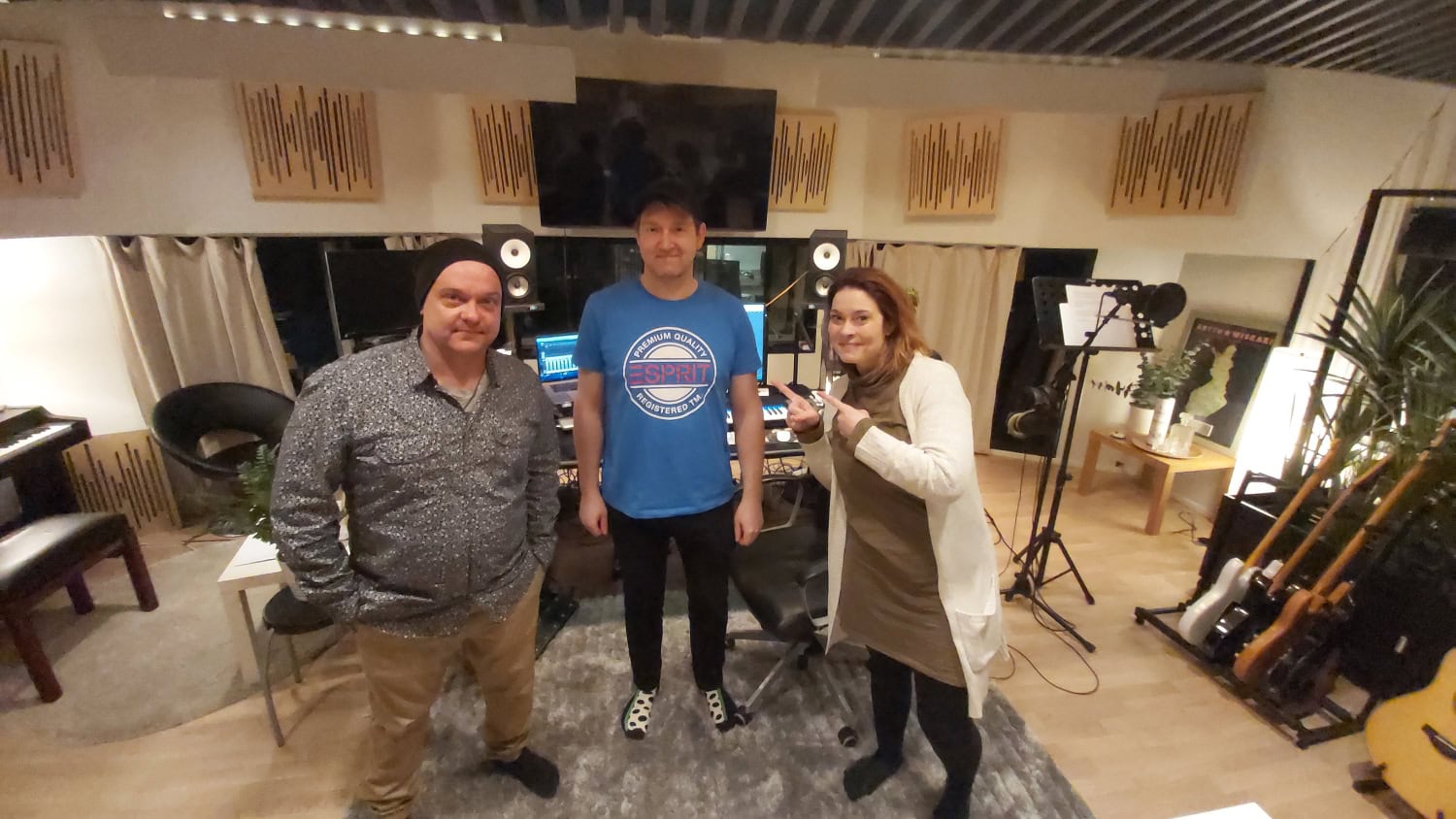 Mikko Siltala, tuottaja Timo Ruokola ja Pauliina Puurila studiossa