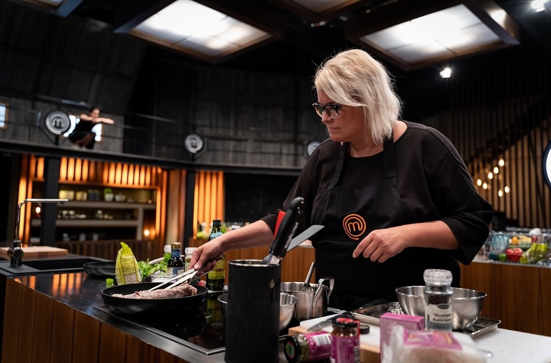 Possun sisäfile pannulla ottamassa väriä.