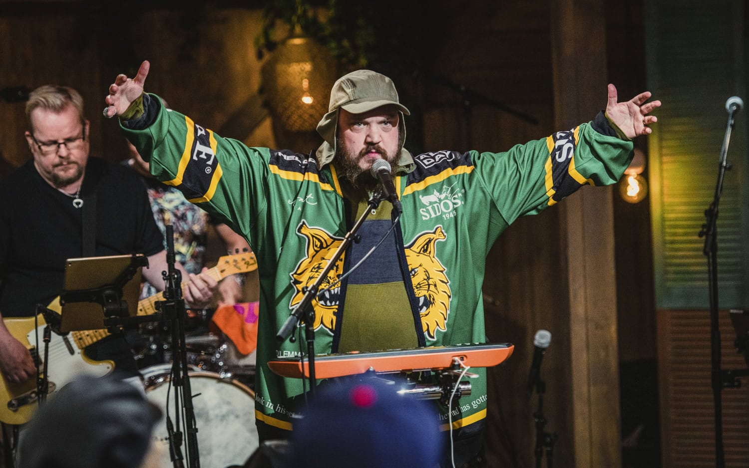 Pyhimys esittämässä Ilves-kappaletta