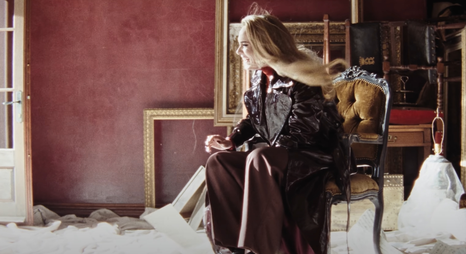 Adele poseeraa musiikkivideolla kiiltävän nahkaisessa trenssissään.