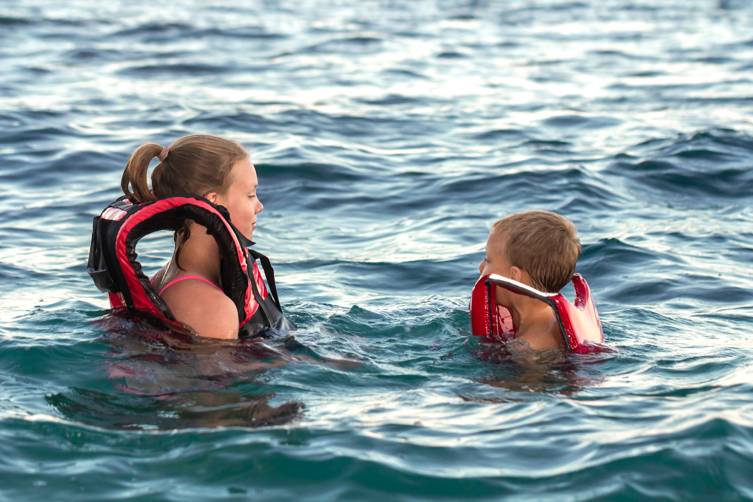 Pelastusliivit on turvallinen vaihtoehto uimareissulle.