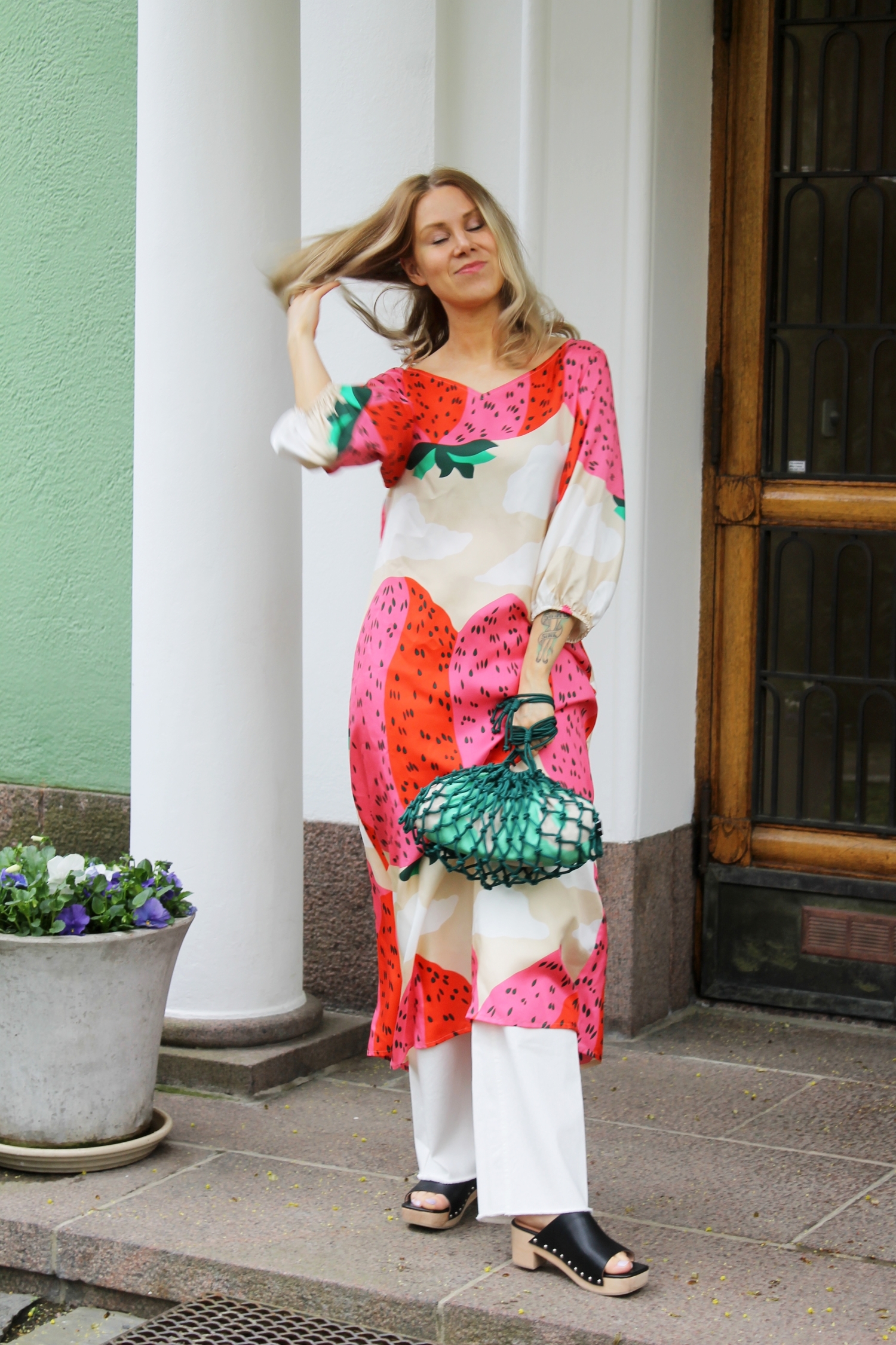 Marimekon farkut on valmistettu Liettuassa, laukku ja silkkimekko Kiinassa. Terhi Pölkin kengät valmistetaan portugalilaistehtaalla.