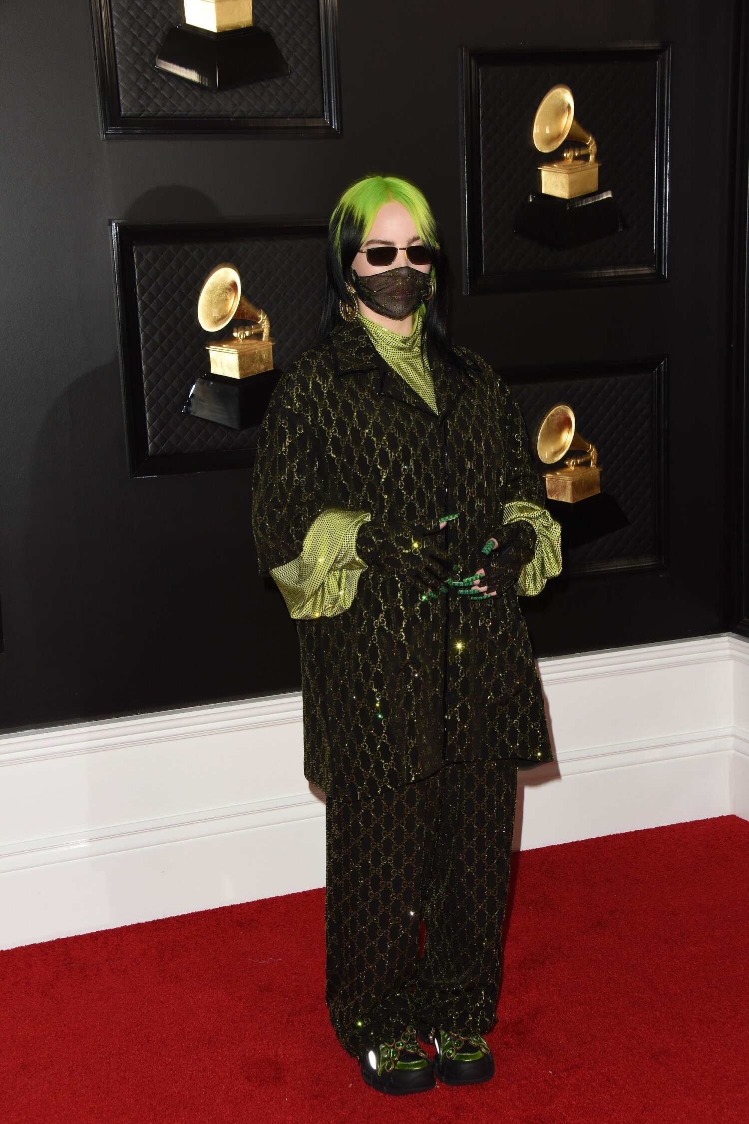 Billie Eilish suosii peittävää pukeutumista.