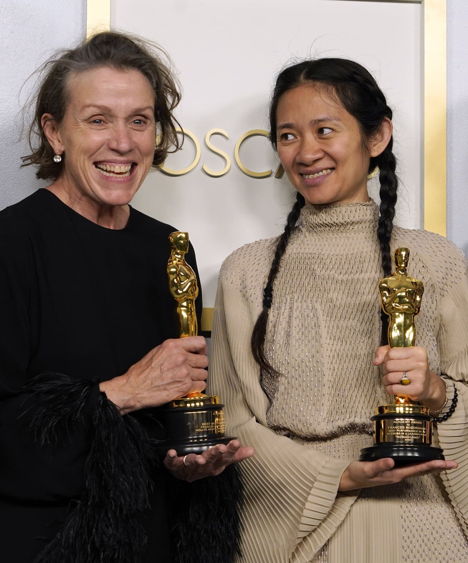 Frances McDormand ja Chloé Zhao Oscar-pystiensä kanssa