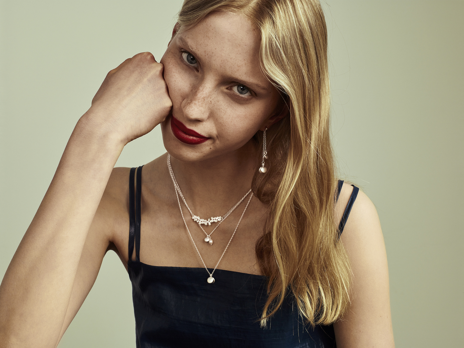 Onnenhelmi-riipus ja korvakorut, Kalevala Koru.