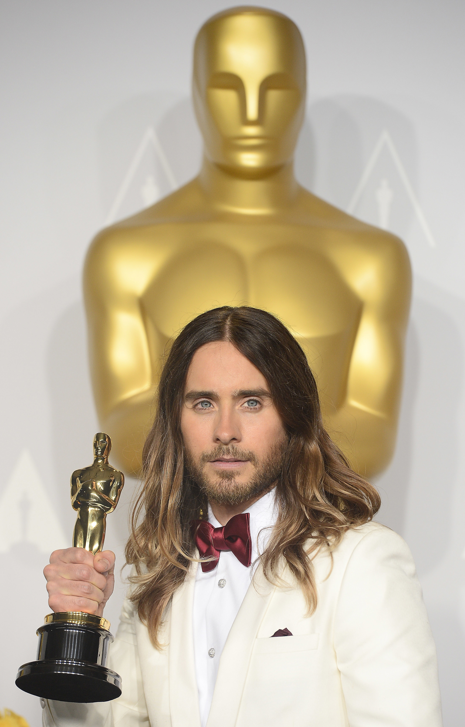 Jared Leto Oscar-patsaansa kanssa