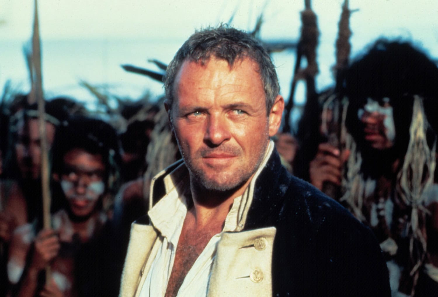 Näyttelijäkonkari Anthony Hopkinsilla on pitkä ura takanaan. Kuvassa hän on vuonna 1984 elokuvassa The Bounty.