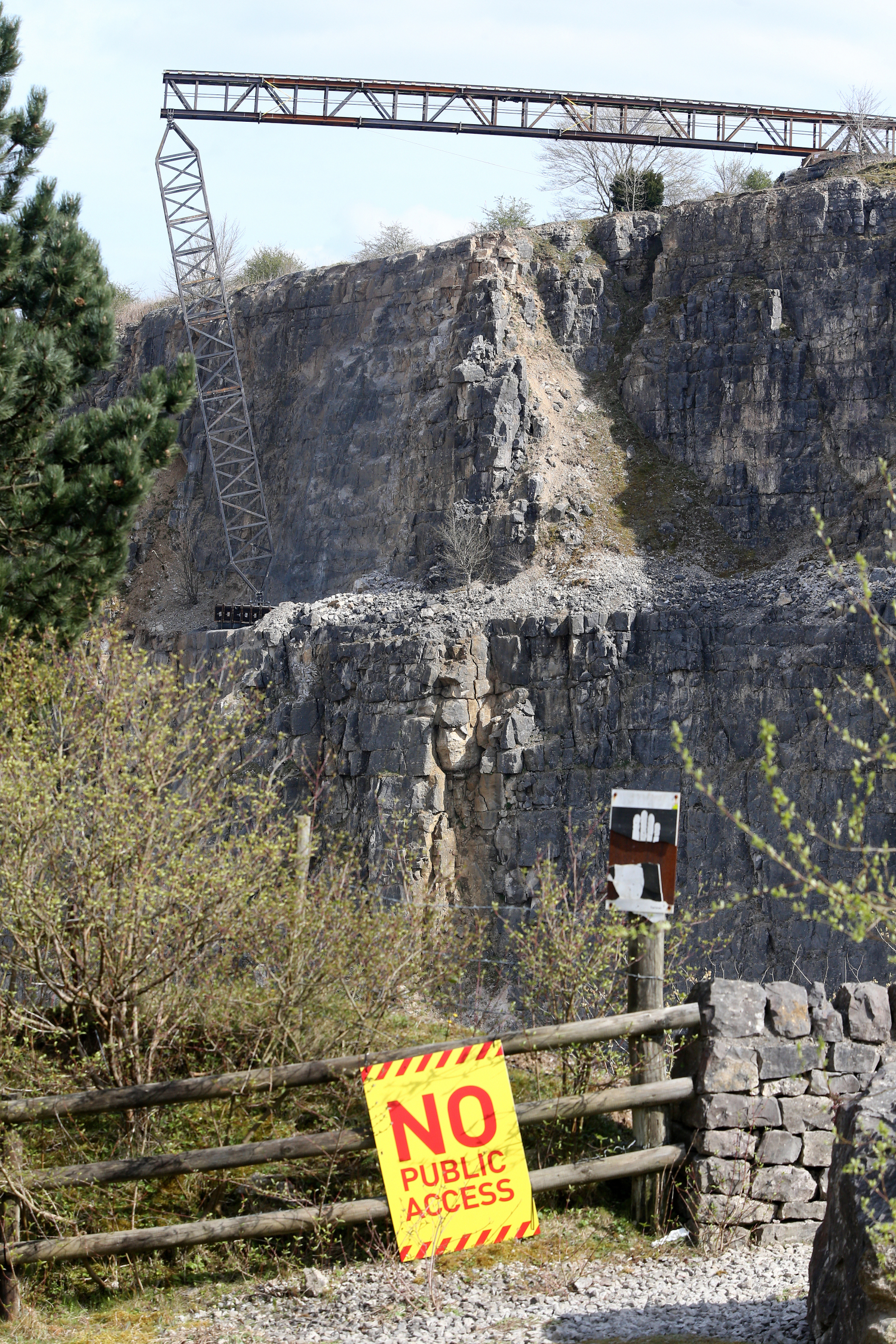 Näitä rakennettuja raiteita pitkin junan on määrä syöksyä rotkoon.