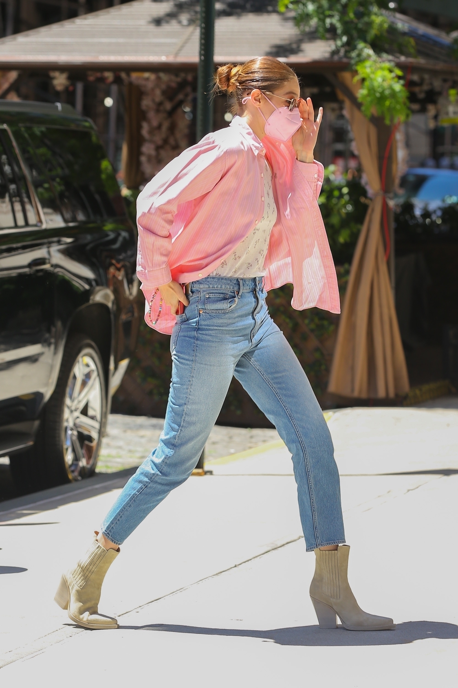 Vaaleanpunainen piristää asun kuin asun - oli kyseessä takki tai maski.