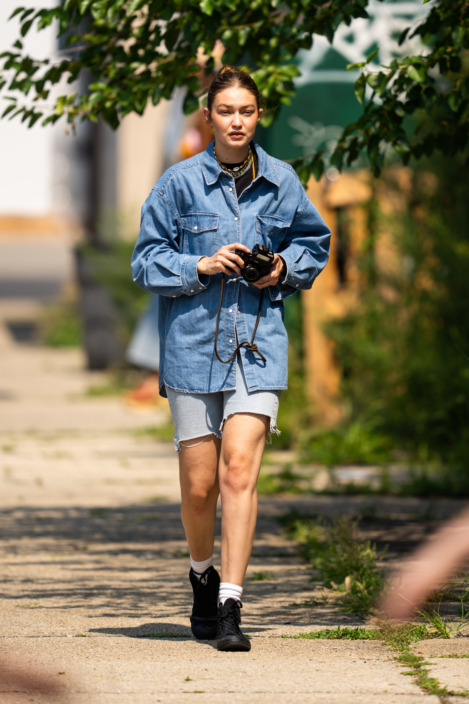 Gigi kuvausreissullaan rennossa farkkulookissa heinäkuun lopussa.