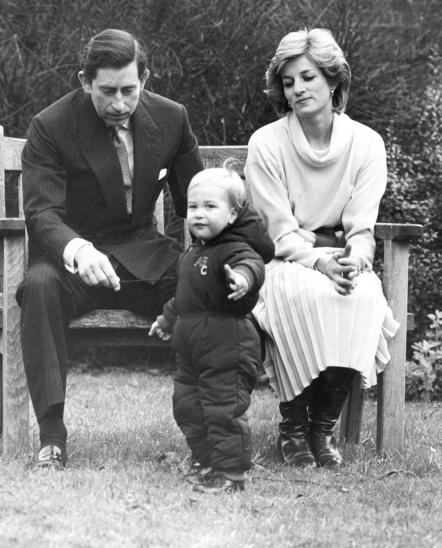 Prinssi Charles, prinsessa Diana ja prinssi Willian vuonna 1983.