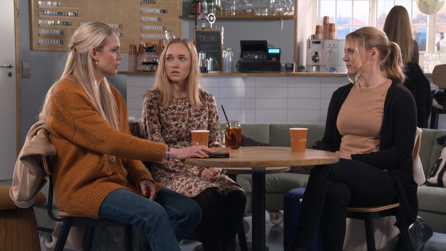 Susanna Laineen hahmo Marika on Pihlajakadun uusia kasvoja. Marikan tytärtä Danielaa näyttelee Lenita Susi (keskellä). Oikealla Susu eli Tuuli Mattila.