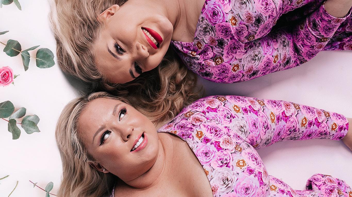 Henna Kalinainen ja Vilma Karjalainen juontavat Mamma Mia -podcastia.