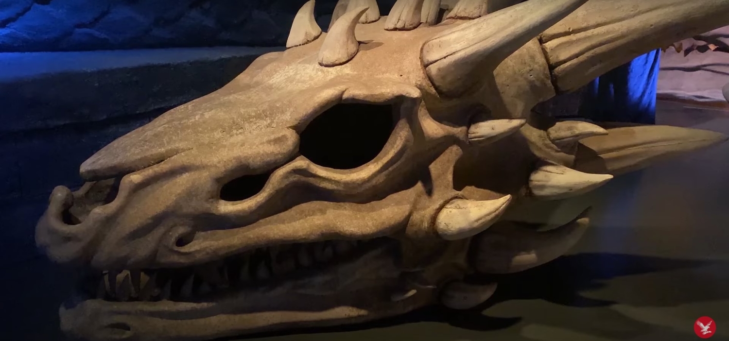 Lohikäärmeiden pääkallot muodostavat nähtävyyteen pienen hautausmaan.