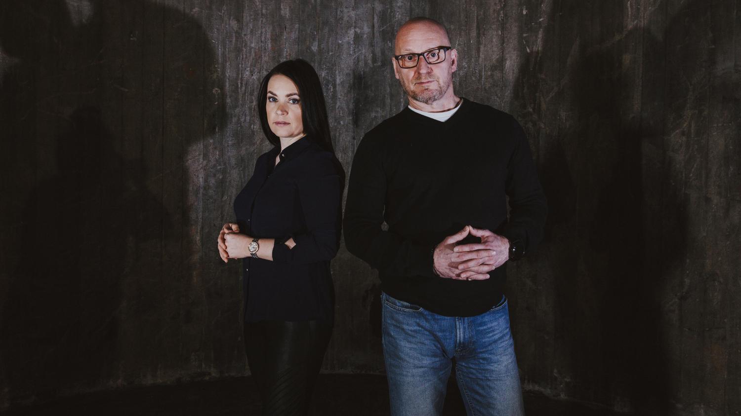 Rikosmyytit-podcastin juontajat Heidi Holmavuo ja Sami Sallinen.