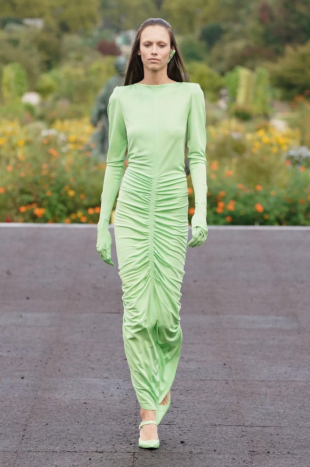 Givenchyn kokonaisuuden kruunasi samaa sävyä olevat hanskat.