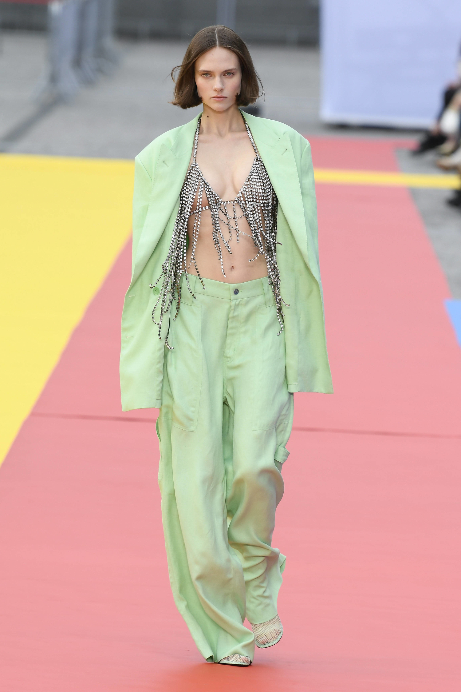 Stella McCartney esitteli kevään hittiväriä jakkupukuna.