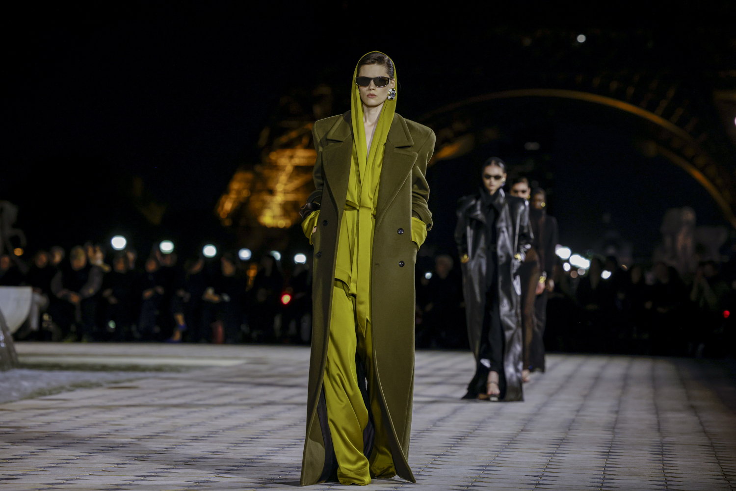 Saint Laurentin näytös oli kokonaisuudessaan tummanpuhuva, jossa vihreän eri sävyt loivat kontrastia.