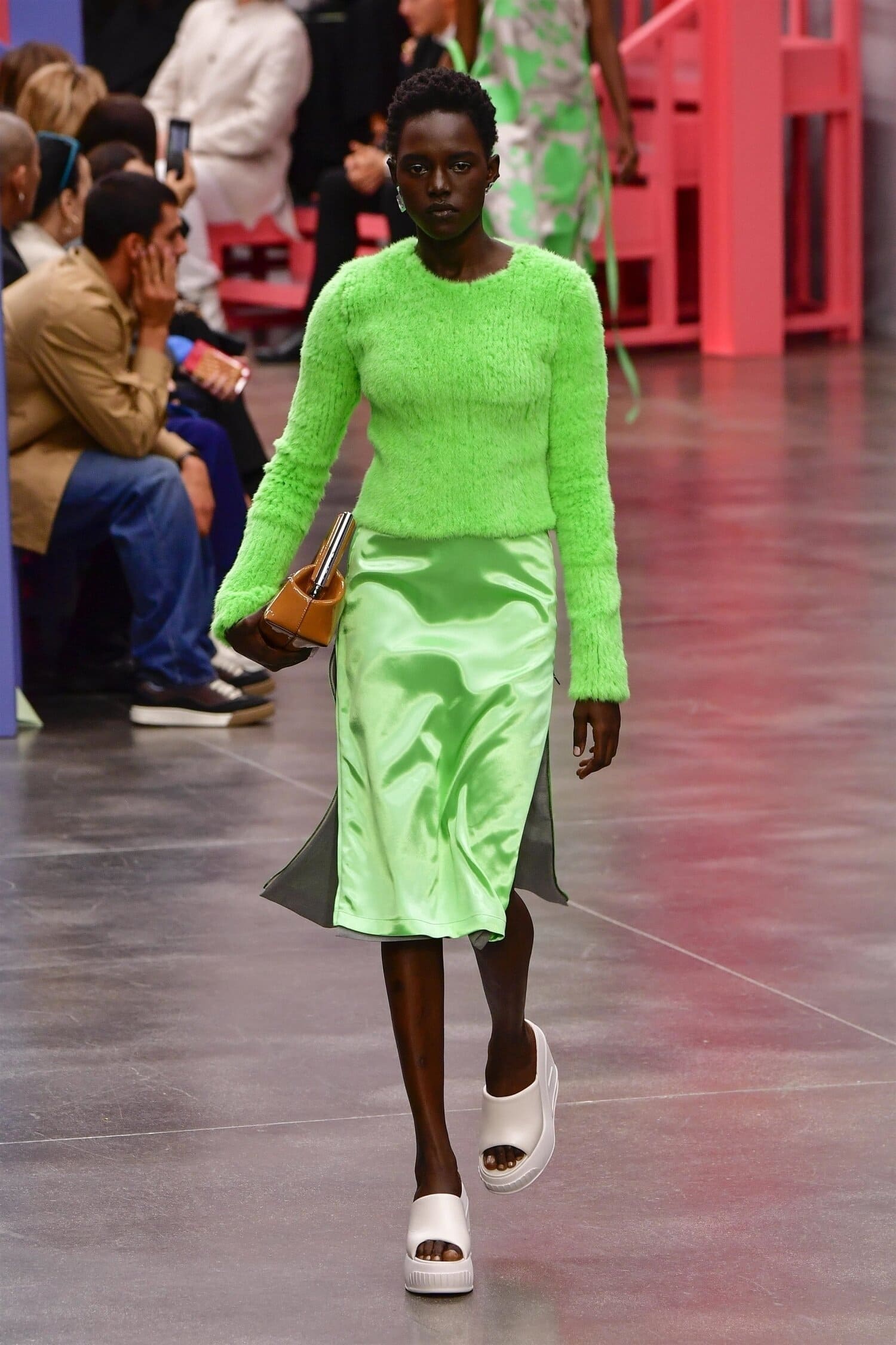 Fendi todisti, että vihreää voi pukea samalla sekä ylä- että alaosaan.