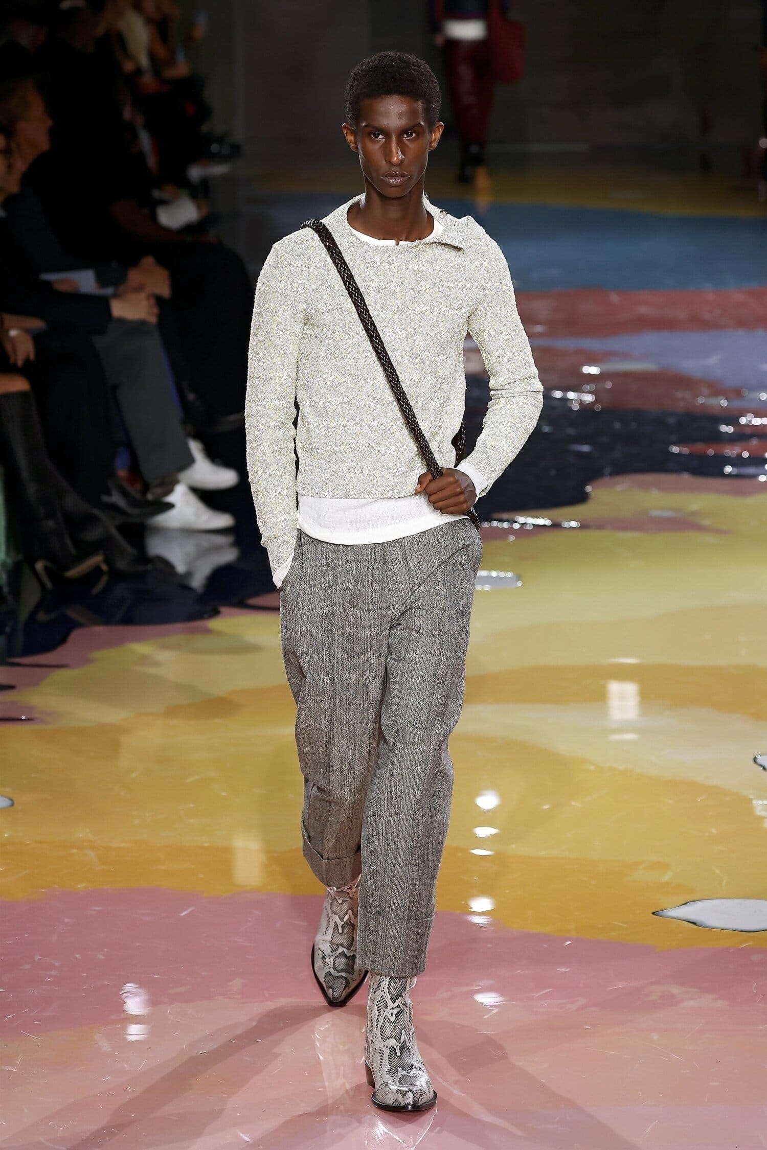 Käärmekuosiset kengät piristivät koko harmaata asua.