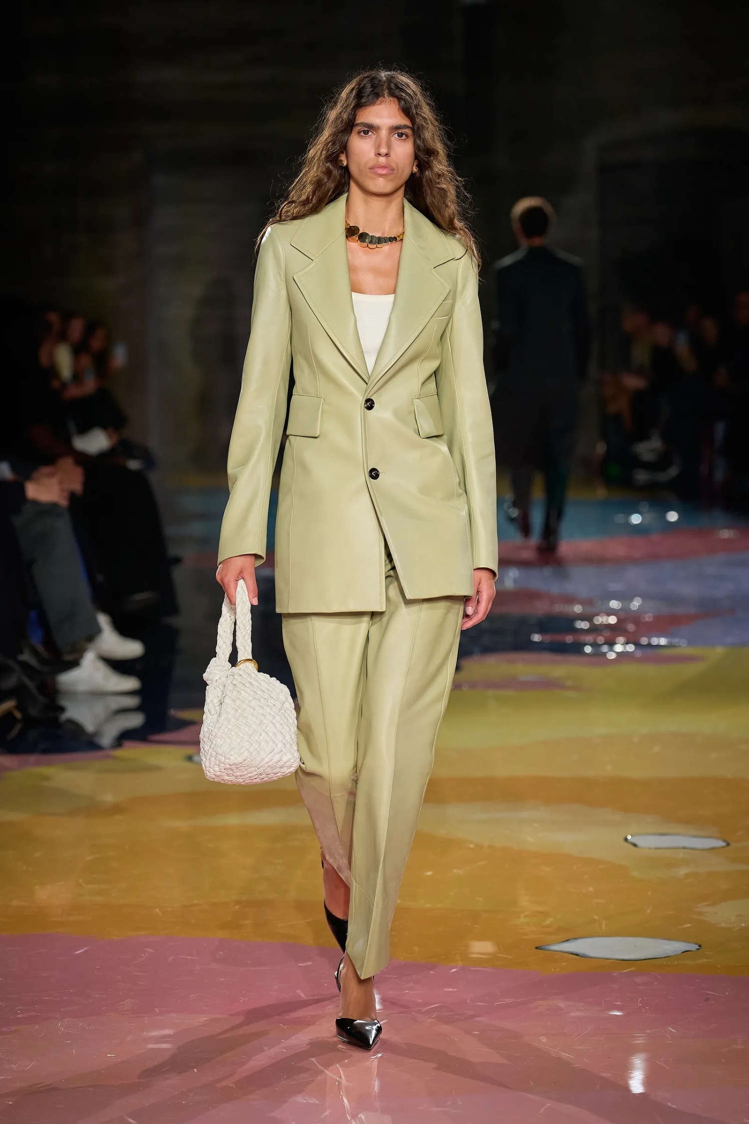 Valkoinen laukku ja paita raikastivat kokonaisuutta.