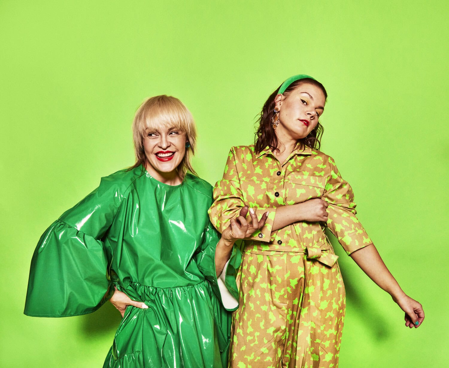 Jenni Janakan (vas) juontokumppani Mielipäiväkirjassa on Emilia Kujala.