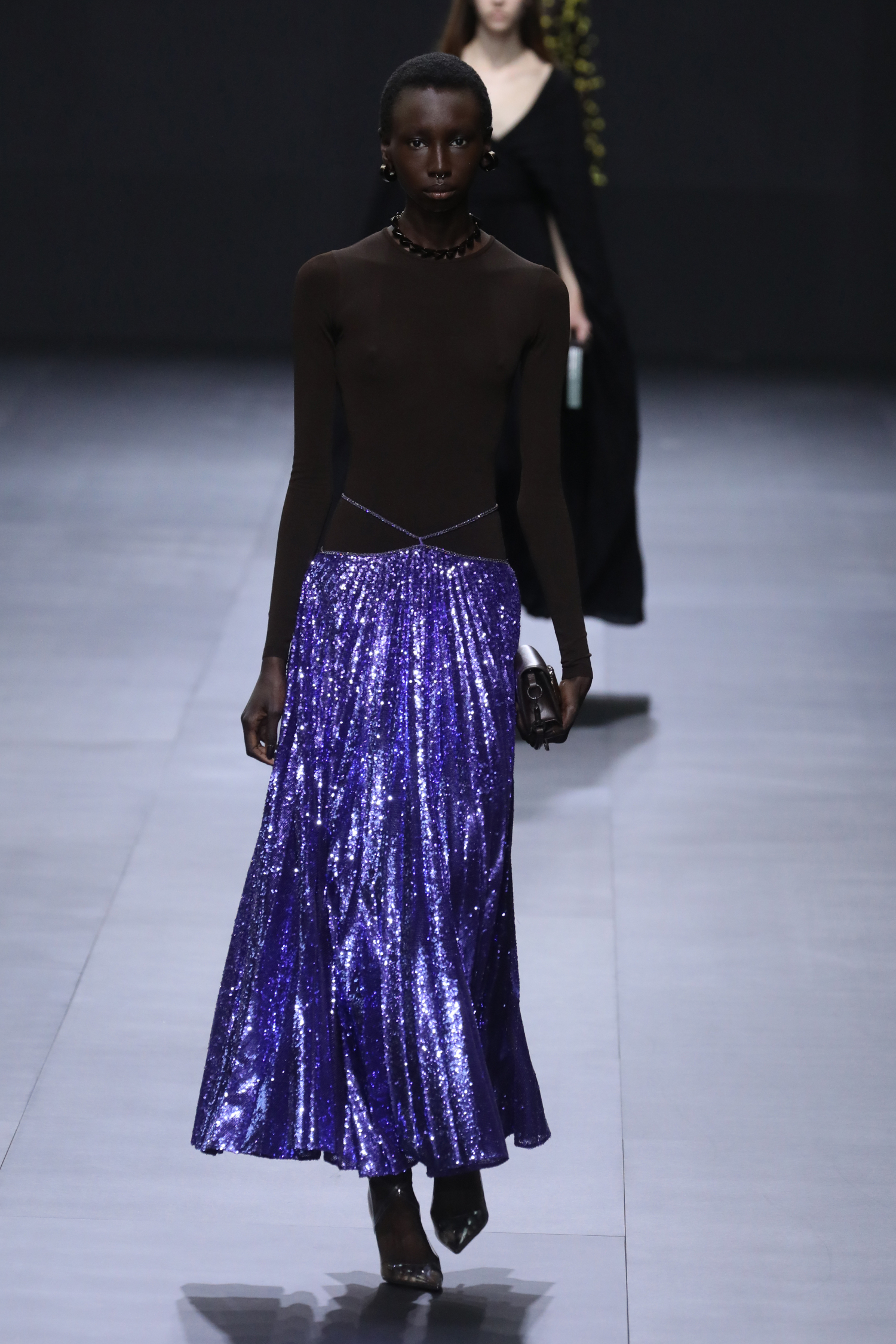 Säihkyvä hame Valentinolta.