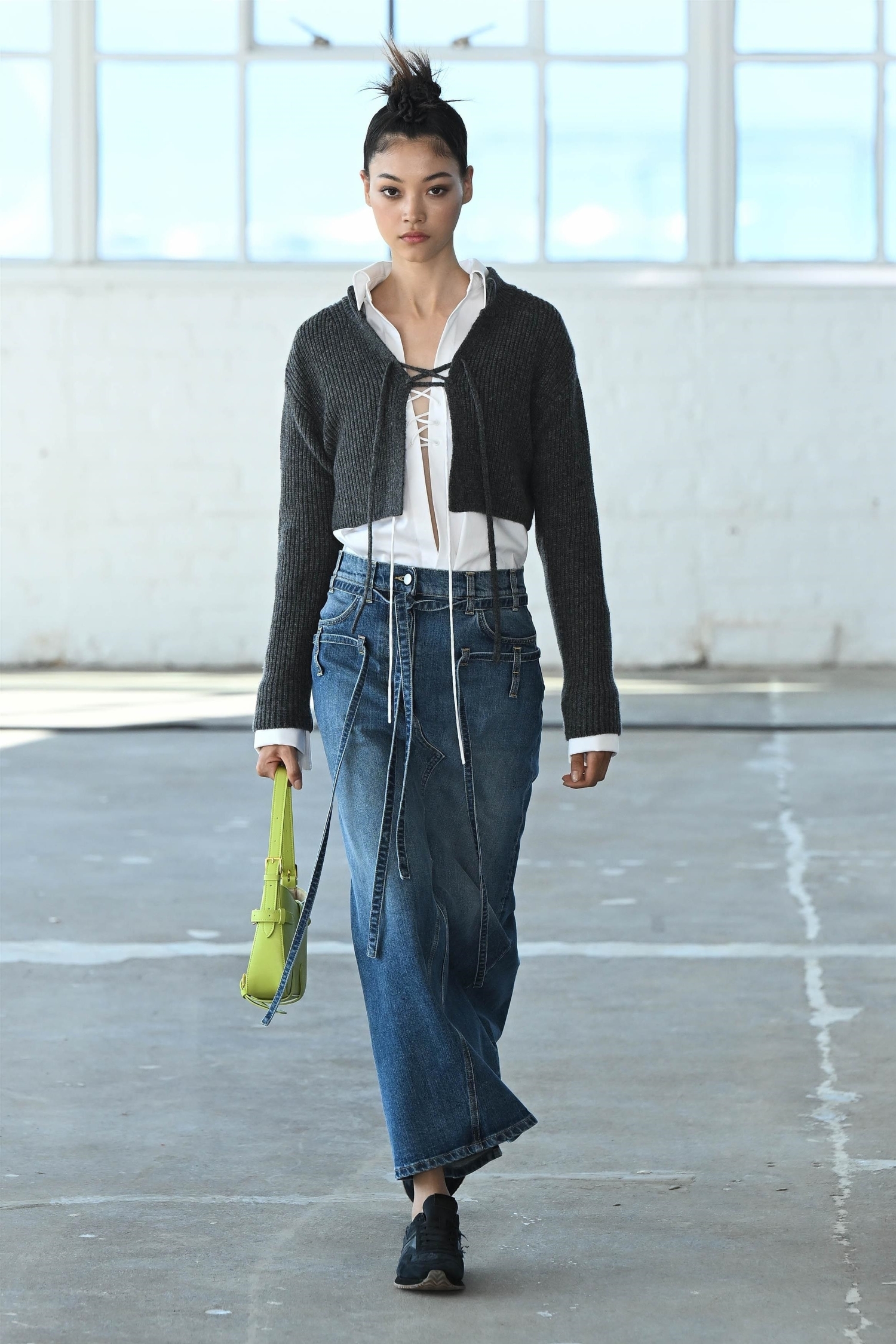 Altuzarra esitteli pitkän farkkuhameen.