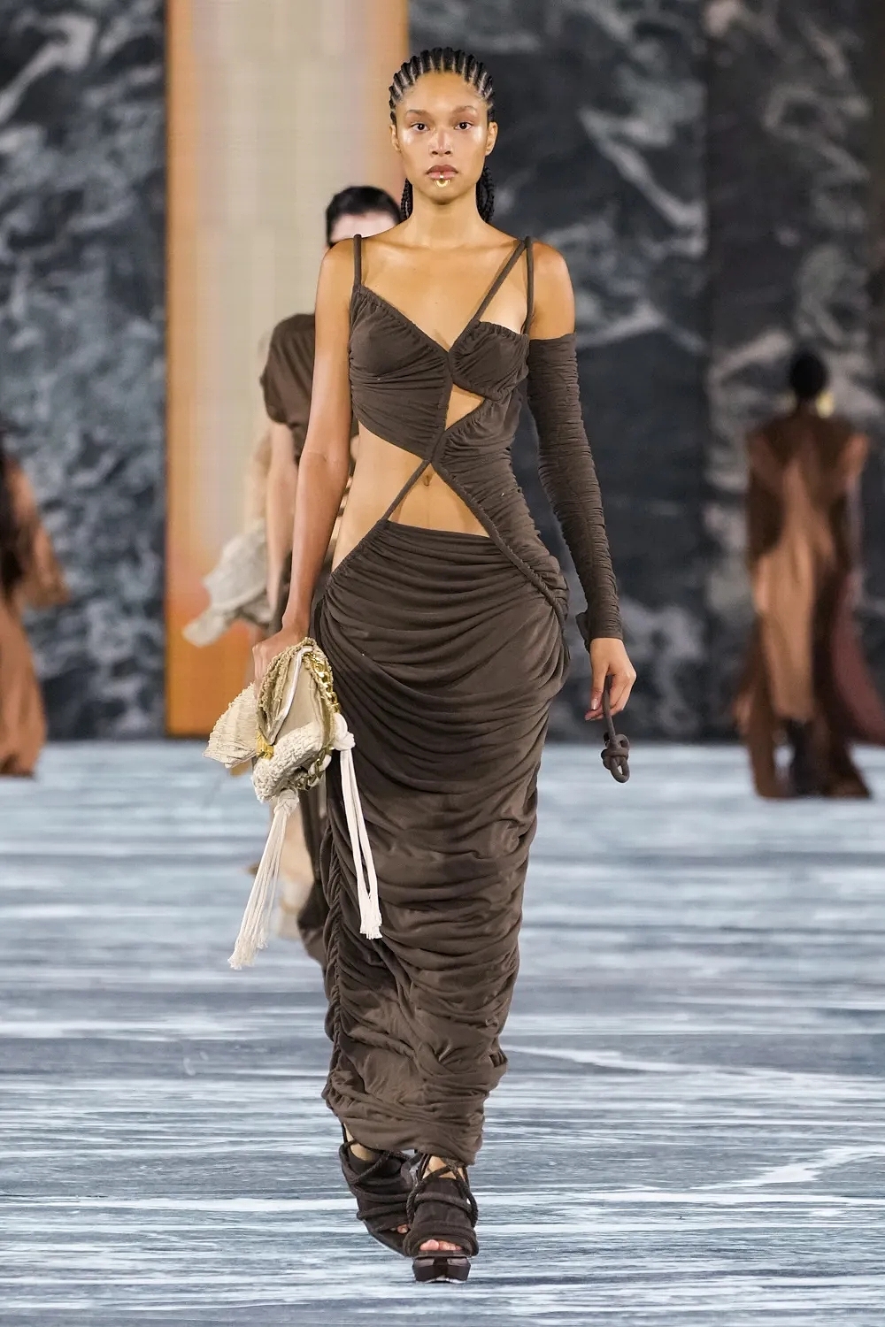 Balmain esitteli kahta kevään trendiä samalla: maksimittainen hame ja vedoksellinen kangas.