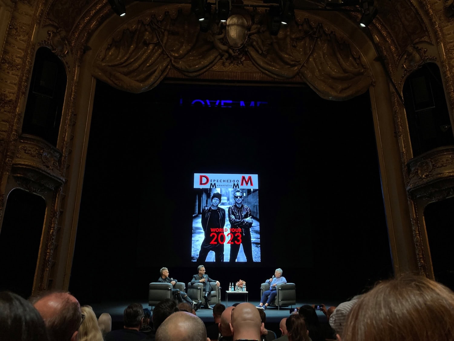 Depeche Mode tiedotti uudesta kiertueesta ja albumista Berliner Ensemble -teatterissa.