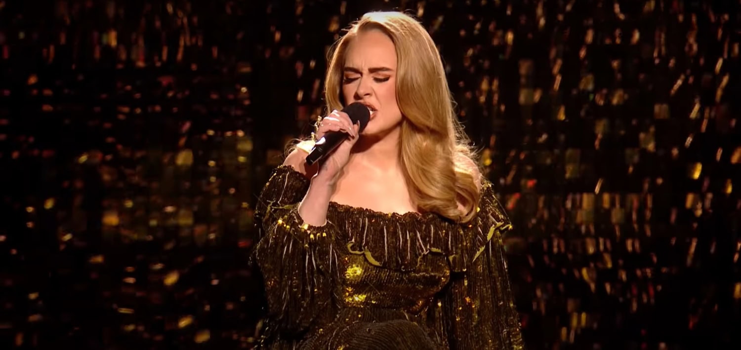 Adele esitti Brit Awardseissa kappaleensa I Drink Wine.