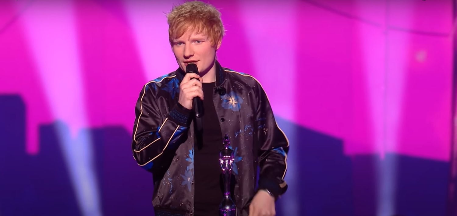 Ed Sheeran kiitti puheessaan vaimoaan ja esiintyi Brit Awardseissa.