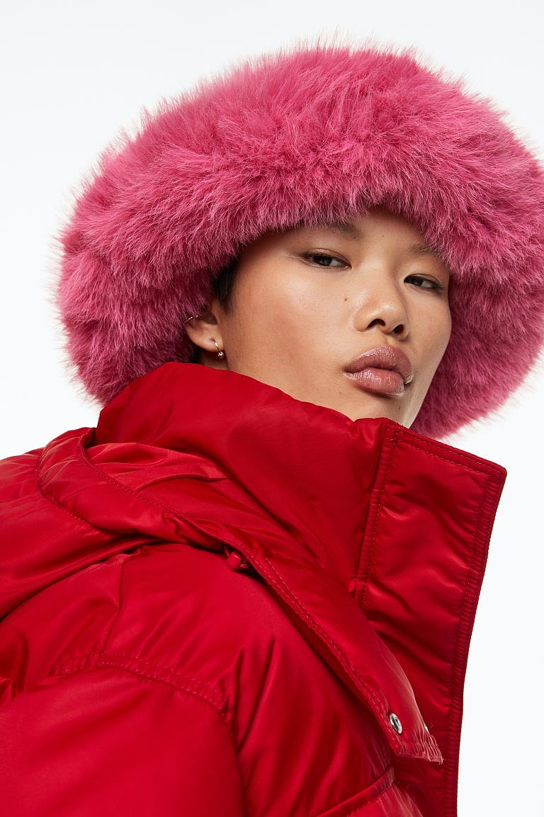 Pörröhattuja tarjoilevat myös ketjuvaateliikkeet. H&M, 19,99 €.