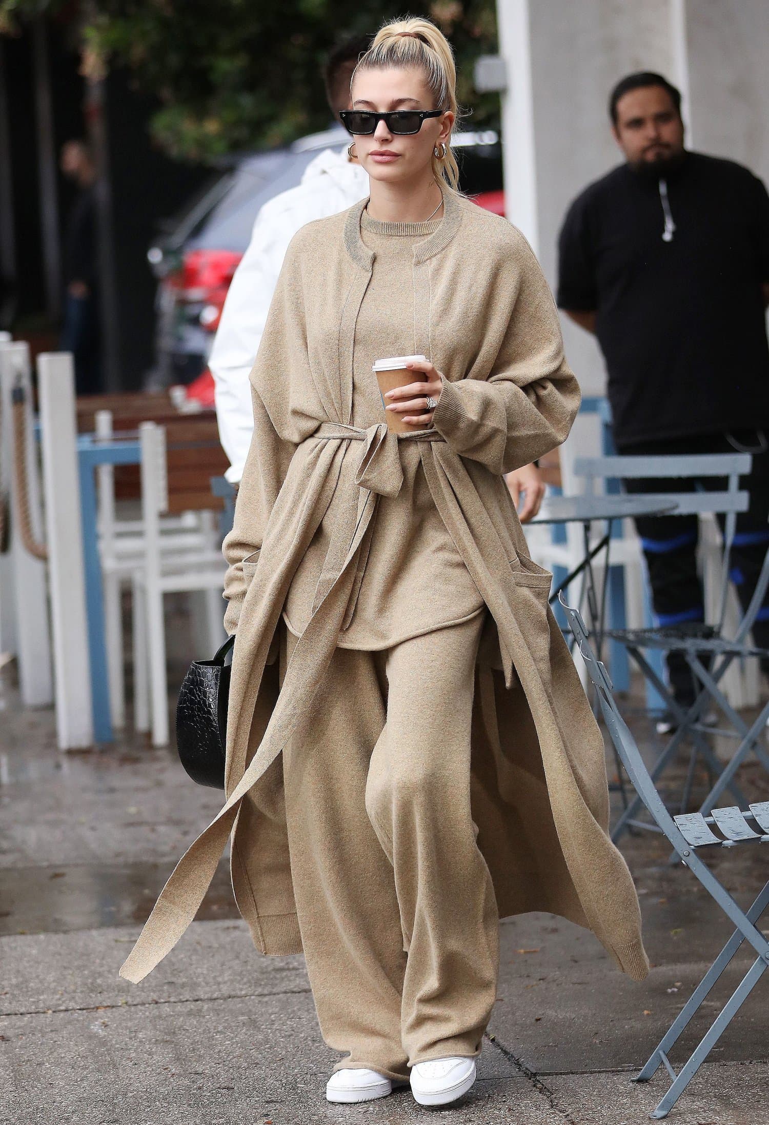 Hailey Bieber yhdisti asuunsa villahousujen ja -neuleen pariksi vielä samaa sävyä olevan neuletakin.