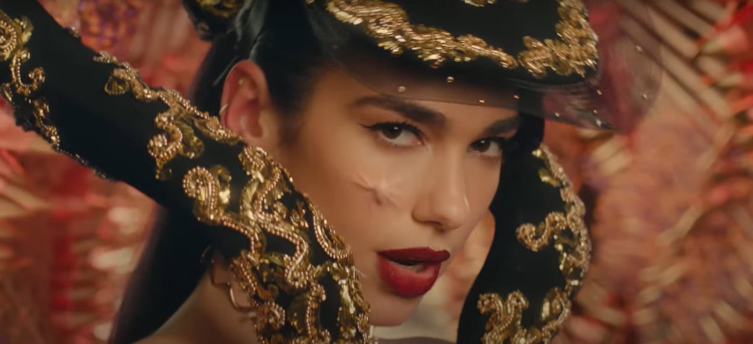 Dua Lipan kasvoilla nähdään asun teemaan sopiva hämähäkki.