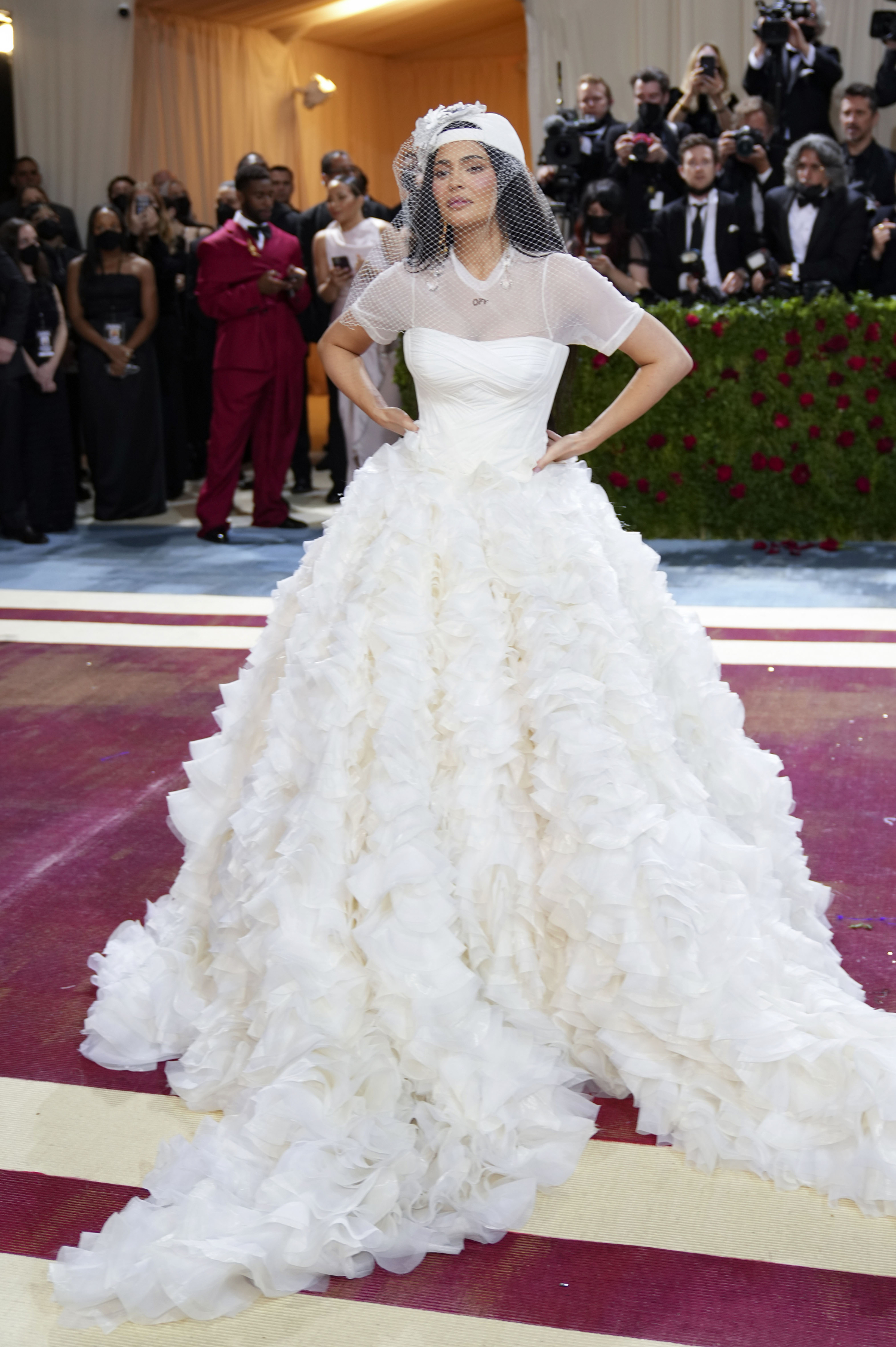 Kylie Jenner pukeutuneena häämekkoon Met-gaalassa.