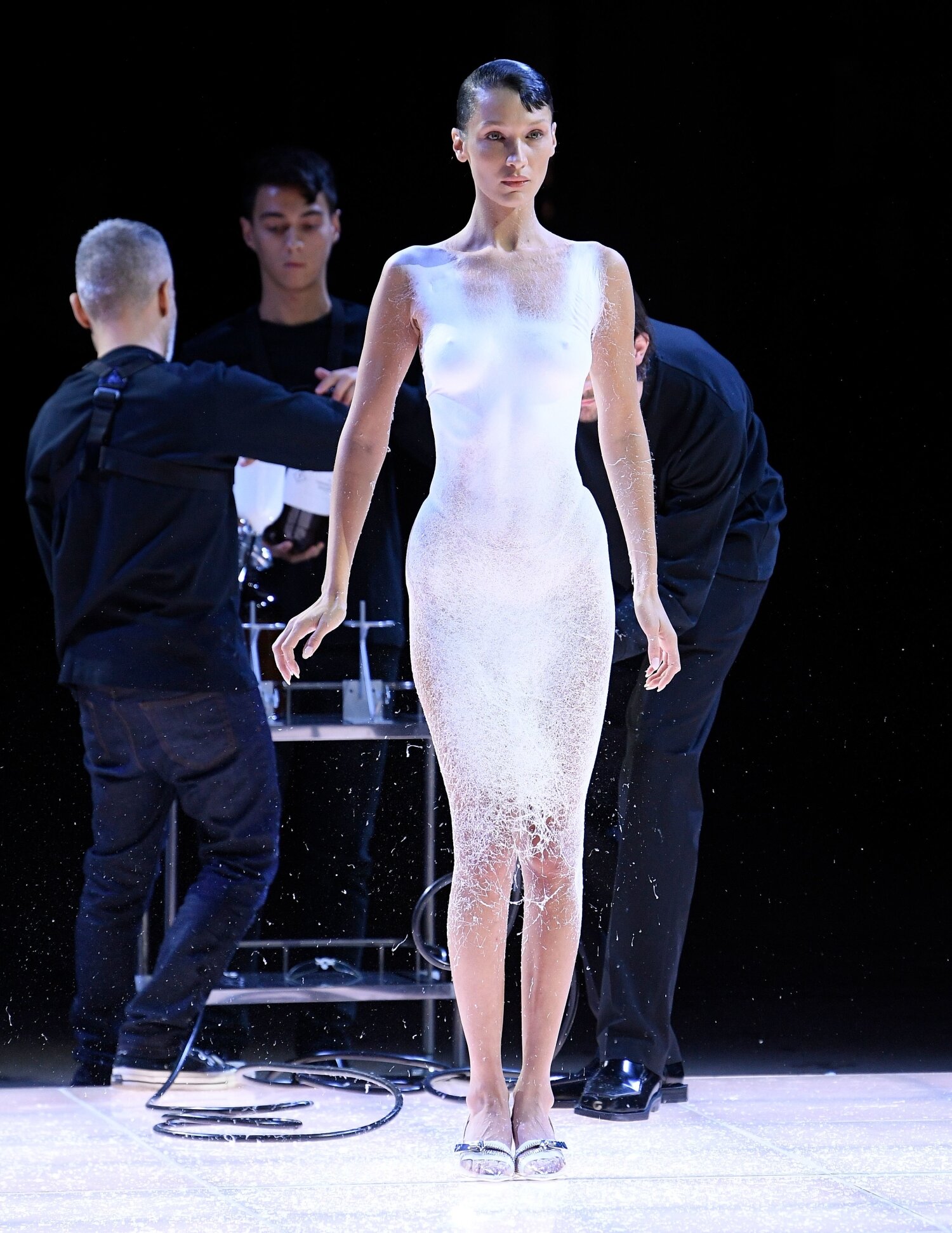 Bella Hadid sai suihkutettavan asun Copernin näytöksessä.