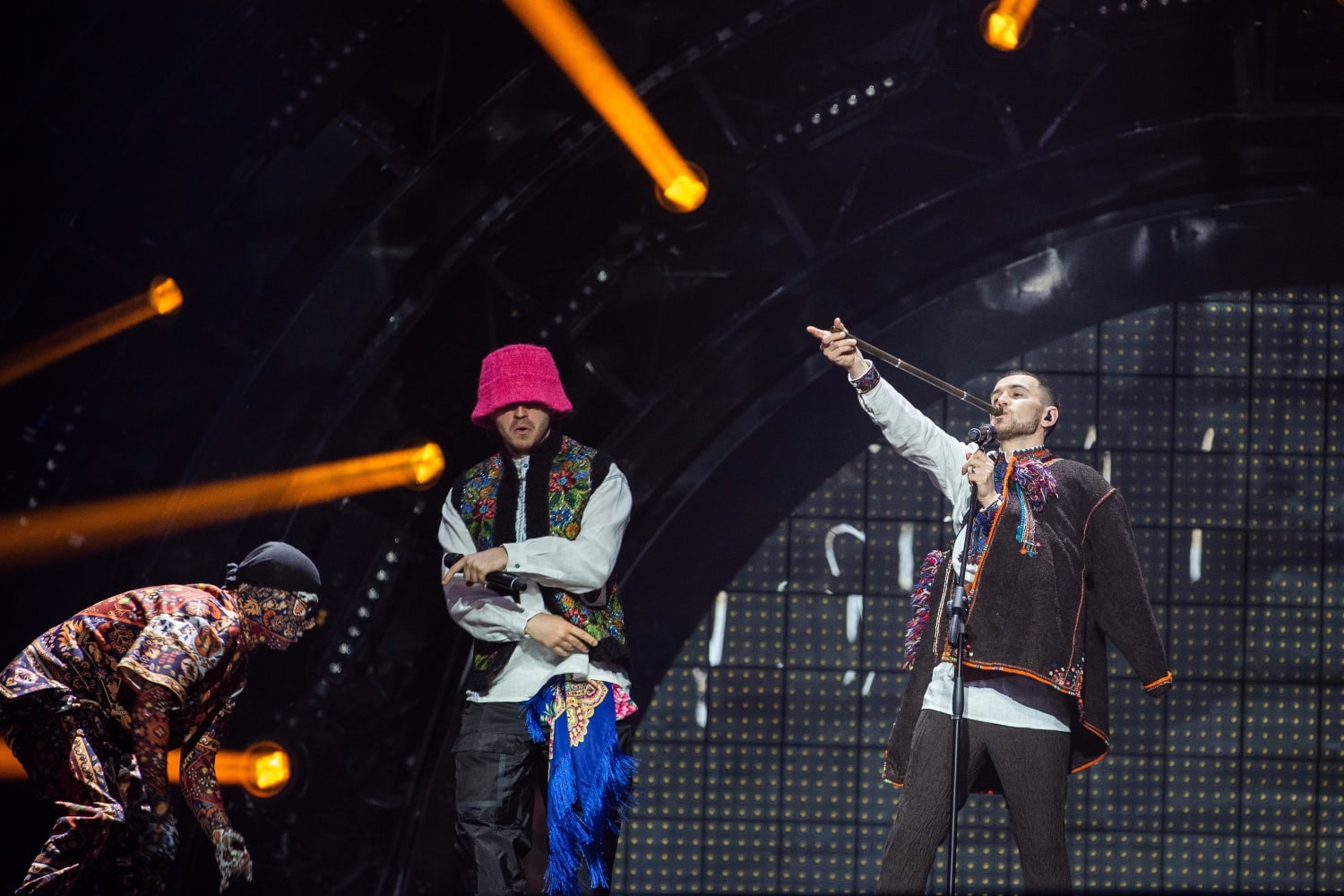 Oleh Psiuk esiintyy tunnistettavasti pinkissä hatussa.