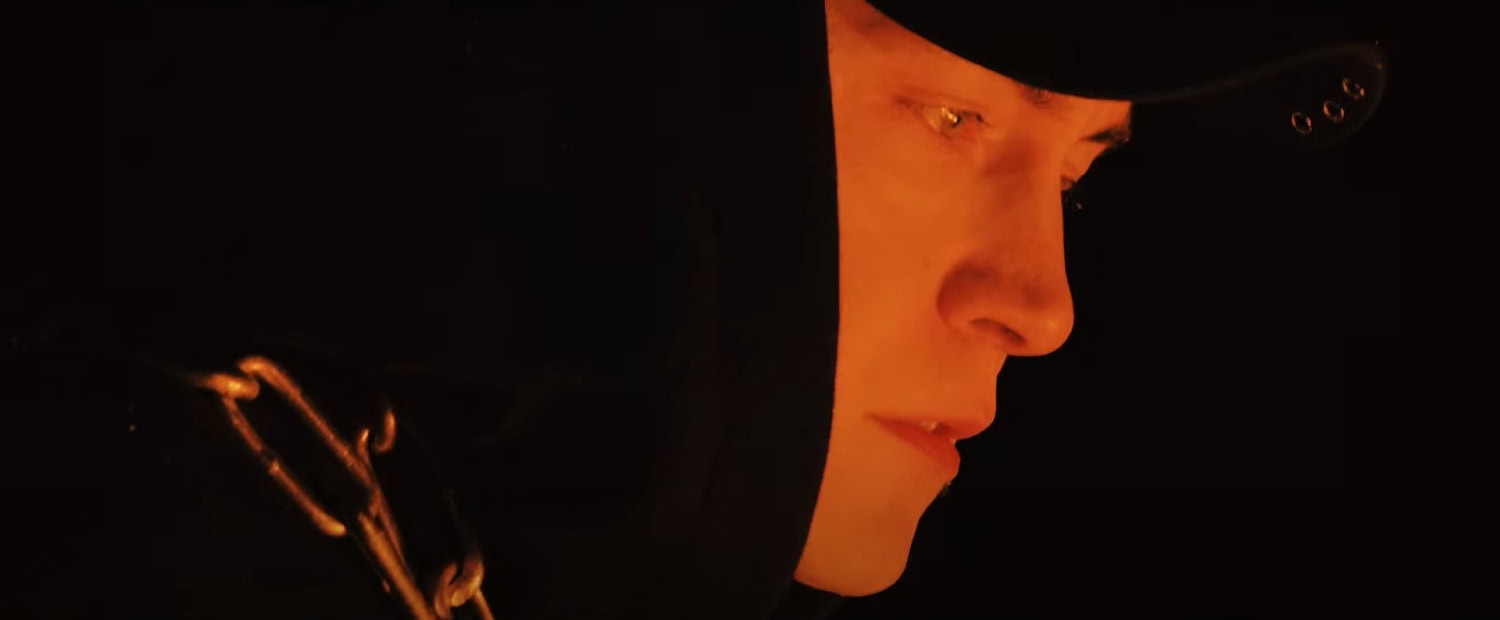 Sytyttäkää-singlen musiikkivideolla Dilemma on kahlittuna tuoliin liekkien ympäröimänä.